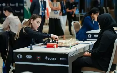 Нургюл Салимова мести фигура на черните в откриващата партия от мача срещу Медина Варда Аулия.