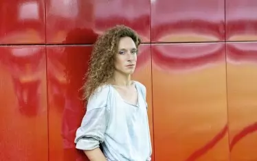  Френският артист Франсоа Шейно танцува и пее, създавайки усещане за нещо неземно.