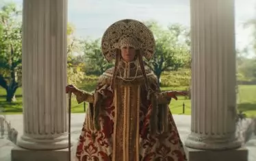 Джейми Лий Къртис, с пищен костюм, е най-забавният персонаж във филма.