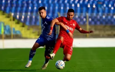 Десният бек на "Левски" Патрик-Габриел Галчев (вляво) е влязъл в единоборство за топката с Даниел Генов от "Ботев" (Вр) по време на мача на ст. "Виваком Арена - Георги Аспарухов".