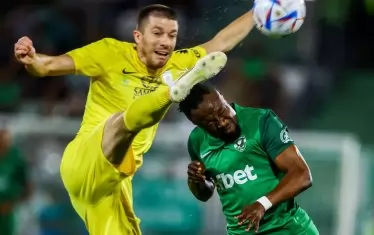 Футболист на "Астана" чисти панически пред развихрилия се нападател на "Лудогорец" Бърнард Текпетей (вдясно) по време на реванша в Разград.