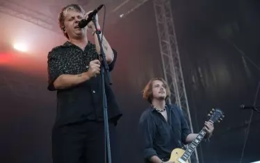 Вокалистът на Nothing But Thieves Конър Мейсън се раздаде от сцената...