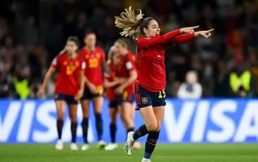 Играещата за "Реал" (Мадрид) Олга Кармона (вдясно) е захапала фланелката в радостта си след гола, който се оказа и победен за Испания във финала срещу Англия.