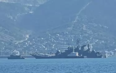 След атаката единият от десантните кораби в пристанището очевидно се наклони на едната си страна и трябваше да бъде изведен с буксир