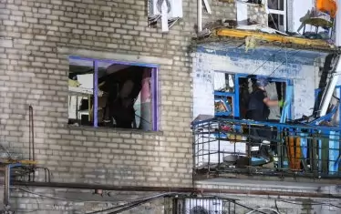Спасителите разчистват руините