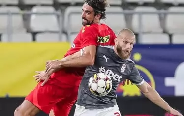 Борбеният футболист на "ЦСКА 1948" Реян Даскалов (на преден план) удържа на гърба си италианския нападател на ФКСБ Андреа Компаньо, за да опази топката по време на реванша в Букурещ.