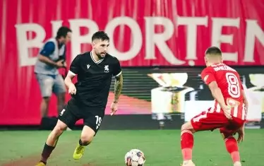 Разжалваният като капитан на "ЦСКА-София" Иван Турицов (вляво) се опитва да премине покрай Джордже Йон ("Сепси") на реванша в Румъния.