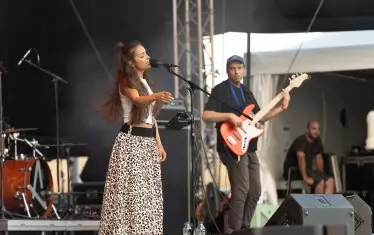 Вечерта беше открита от изящната Деси Андонова и нейната група "Фючър шок".