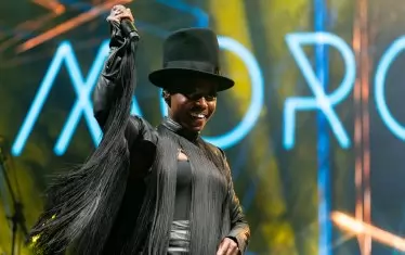 Чаровната фронтдама на "Морчиба" Скай Едуърдс бе в познатото си и от предишни концерти в България слънчево настроение.