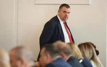  Делян Пеевски е сред вносителите.