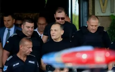 Много издирваният Васил Божков се прибра сам от Дубай и то през ВИП-а на летището