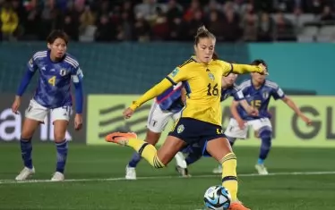 Играещата за "Манчестър С" Филипа Ангелдал бележи от дузпа втория гол за Швеция при победата над Япония в Оукланд.