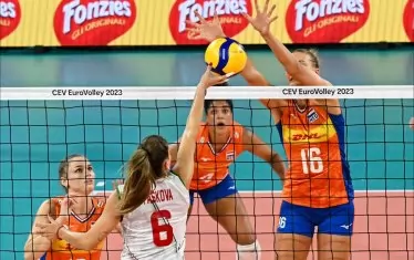 Мирослава Паскова (№6) опитва с поднасяне да излъже безкомпромисната блокада на нидерландката Инди Байенс (№16) по време на 1/4-финалния мач във Флоренция.