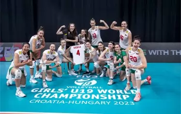 Девическият национален отбор на България позира след победата над Унгария на 1/8-финалите.