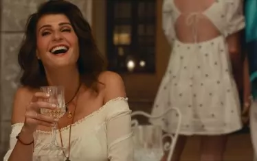 Ниа Вардалос, идеолог, сценарист и титулярна актриса в поредицата.