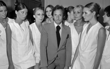  Стилистът, заобиколен от манекенките на "Диор" от ревюто през юли 1971 г. в Париж.