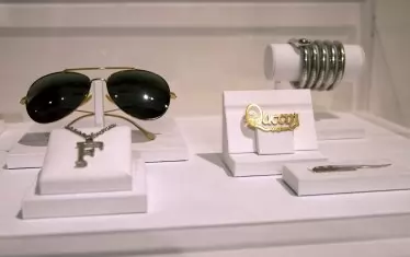 Други лични вещи на Меркюри, включени в търга.