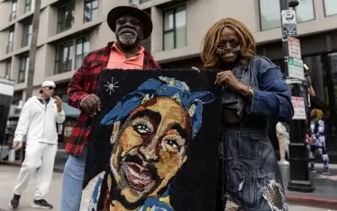  Хиляди фенове на Тупак приветстваха въвеждането му в холивудската Алея на славата през юни.