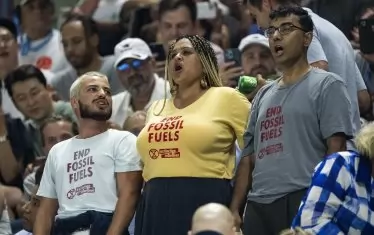 Тримата екоактивисти скандират посланията си от трибуните на "Артър Аш".