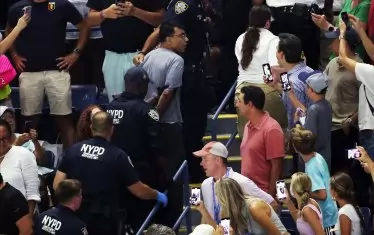 Полицаи извеждат и последния демонстрант, след като медицински екип успешно е отлепил краката му от бетона.