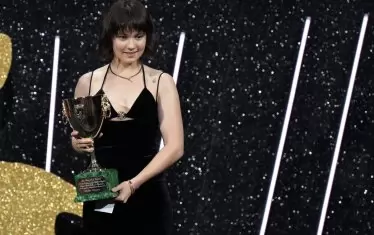  Кайли Спини със своята купа "Волпи" за най-добра актриса като съпругата на Елвис - Присила.