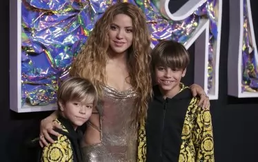 Шакира пристигна на церемонията със синовете си.