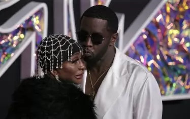 Рапърът Шон Кумс позира с майка си на червения килим.