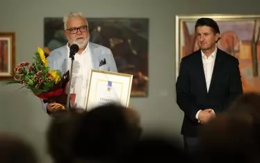  Актьорът Владо Пенев с наградата, връчена му от зам.-кмета Мирослав Боршош. 