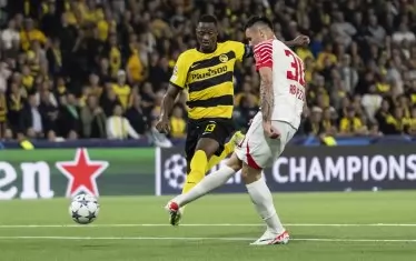 Словенският нападател на РБ Бенямин Шешко праща топката във вратата на "Йънг Бойс" в 92-рата минута от мача на ст. "Ванкдорф" в Берн, оформяйки крайния резултат за първата победа през новия сезон на Шампионската лига.