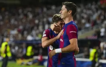 19-годишният Гави е притиснат в обятията на Роберт Левандовски, след като е отбелязал своя първи гол за "Барселона" в Шампионската лига - за 4:0 срещу "Антверпен".