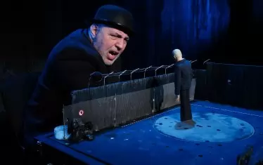  Шефът на САБ в образ в първия си моноспектакъл на академичната сцена - "Плач на ангел".