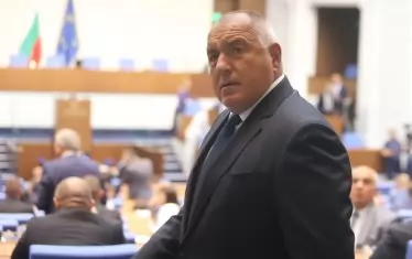 Борисов се люшка между сглобката и разглобката
