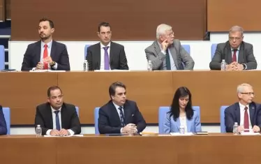 Правителството работи в условия на силна зависимост от парламента. 