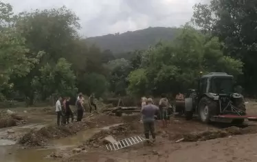 За почистването и възстановяването на Кости е необходима техника. 
Доброволците са там на място и помагат, съобщиха от общината.