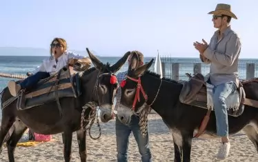 Джон Корбет (вдясно) все така е в ролята на нейния американски съпруг.