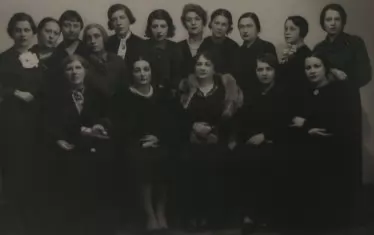 Евгения Марс (в средата) сред членове на Клуба на българските писателки.