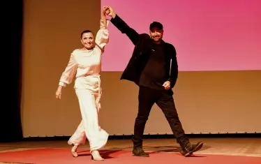  Ели Скорчева излиза да получи поредното отличие за ролята на Блага.