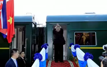 Във влака на Ким Чен Ун се сервират омари и скъпо шампанско