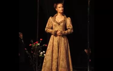 Като Мария Стюарт на Шилер в Русенския театър, реж. Асен Шопов.