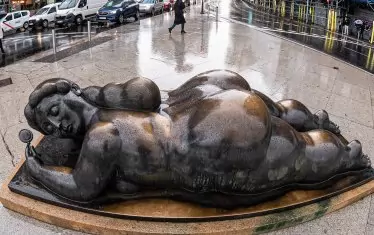  Скулптурата на Ботеро "Жена с огледало" в центъра на испанската столица.