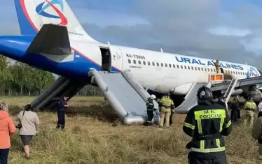 Руски Airbus A320 кацна аварийно в сибирско поле 
