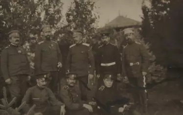 Михаил Арнаудов през 1912 г. (първия ред, вляво). До него са Елин Пелин и Александър Балабанов.