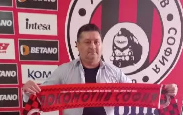 Данило Дончич позира с шалче на "Локомотив 1929" (Сф) при представянето си като треньор на отбора.