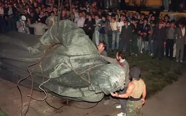 22 август 1991 г. Бунтуващите се срещу опита за държавен преврат московчани събарят паметника на площад "Лубянка".