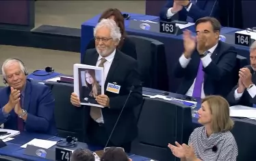 Ектор Абад Фасиолинсе застана пред евродепутатите с портрета на убитата украинска писателка Виктория Амелина.