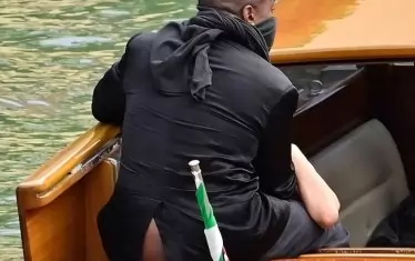  Рапърът стилист показа заголени задни части.