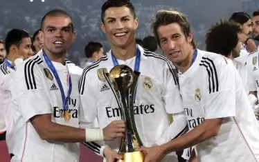 Коентрао (вдясно) в един от най-паметните си моменти като футболист - заедно с добрите си приятели и сънародници Кристиано Роналдо и Пепе (вляво), след спечелването на световното клубно първенство с "Реал" (Мадрид) през декември 2014 г.