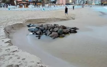  На плаж "Харманите" в Созопол тръбите също са за дъждовна вода, бе категоричен кметът на града