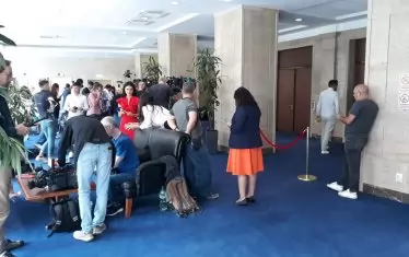 Суматоха в една от залите за журналисти.