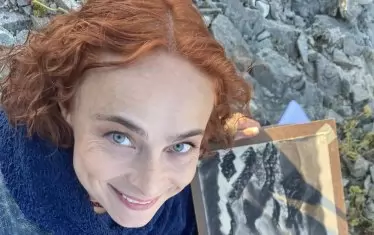 В "След сезона" актрисата е с червена коса.